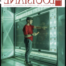 一名男子站在《十大赌博平台排行榜》杂志封面上的一大片青色灯光前